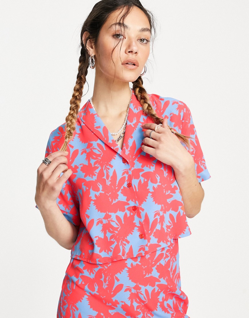 Twisted Wunder open collar cropped shirt in oversized red and blue floral-Multi