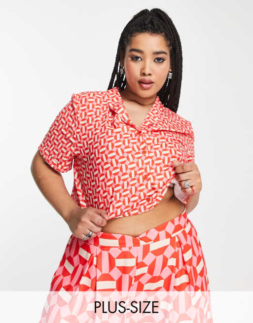 Twisted Wunder Plus - Camicia squadrata a maniche corte rosa con stampa geometrica in coordinato