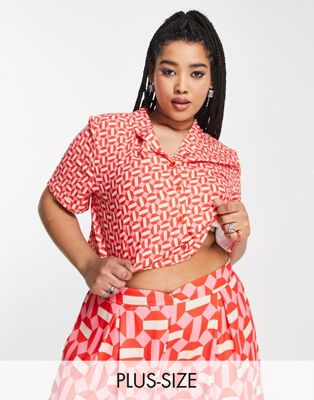 Twisted Wunder Plus short sleeve boxy shirt in pink geo print co-ord
