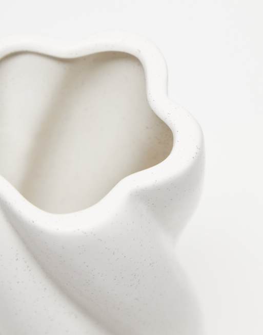 Typo – Gräddvit, spräcklig vas med abstrakt vriden design, 2 av 4