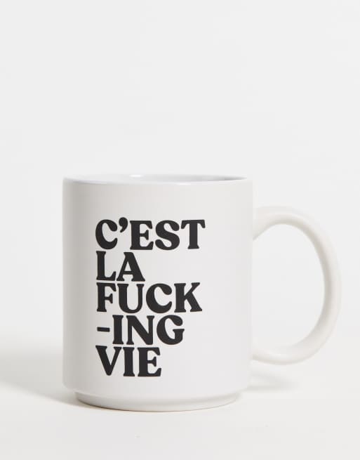 TYPO - Mok met 'c'est la vie' slogan in wit
