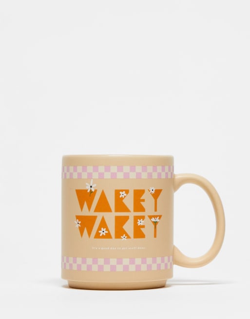 Typo - Mok met 'Wakey wakey'-slogan in beige met roze dambordruitjes