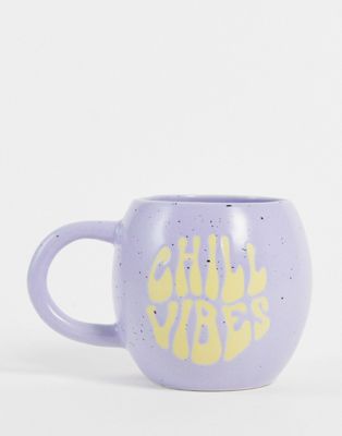 Typo mug with 'chill vibes' slogan in lilac