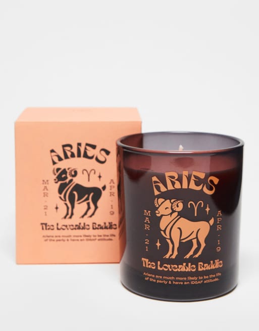 Typo – Sternzeichen-Kerze in Schwarz mit „Aries“-Details