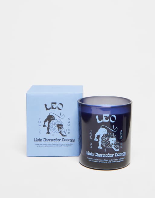 Typo – Sternzeichen-Kerze in Schwarz mit „Leo“-Details