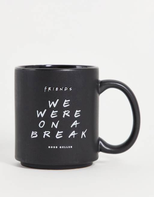 Typo x Friends – Czarny kubek z napisem „We were on a break”