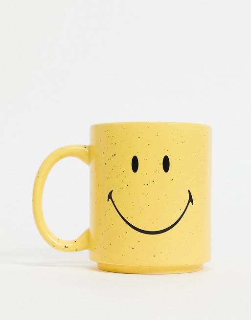 Typo x Smiley mug in yellow