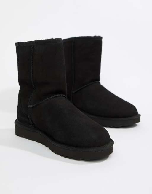 UGG – Classic – Czarne botki ze skróconą cholewką, 4 z 4
