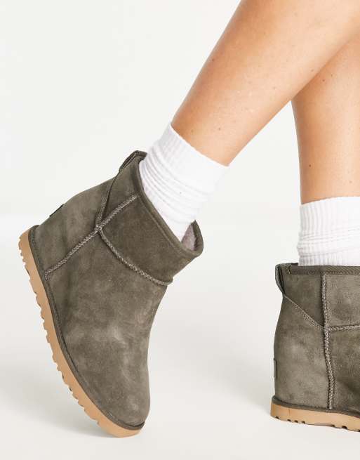 Beheren goedkoop canvas UGG - Classic Femme Midi - Korte laarzen met sleehak in bruin | ASOS