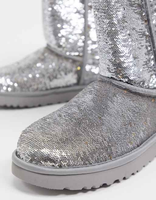 UGG – Classic – Krótkie buty z dwustronnymi cekinami w złotym kolorze, 3 z 4