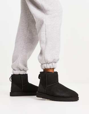 UGG CLASSIC MINI II BOOTS IN BLACK