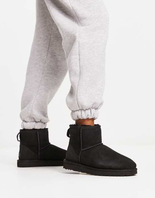 Terzijde Raffinaderij doorgaan UGG Classic Mini II boots in black | ASOS