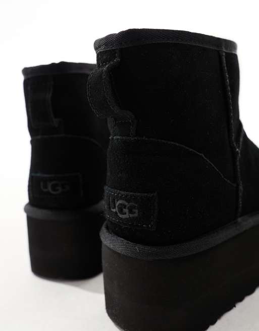 UGG – Classic Mini – Platform-Boots in Schwarz, 4 von 4
