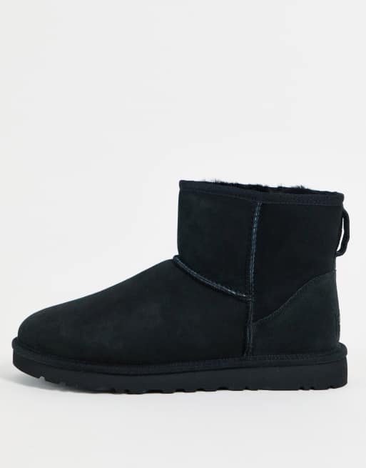 UGG – Classic Mini – Stiefel aus Schafsleder in Schwarz