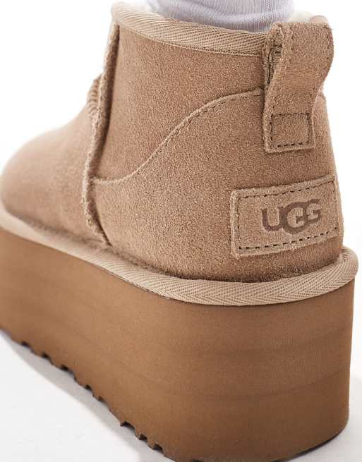 UGG – Classic – Sandfärgade boots med platå och lågt skaft, 3 av 4