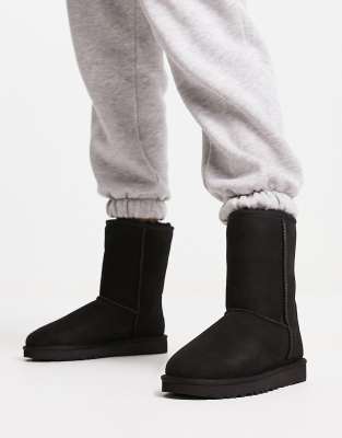 UGG – Classic Short II – Czarne botki - view 1