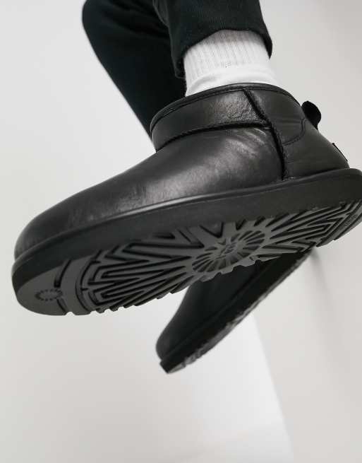 UGG - Classic Ultra - Mini-enkellaarzen van zwart leer, 2 van 4