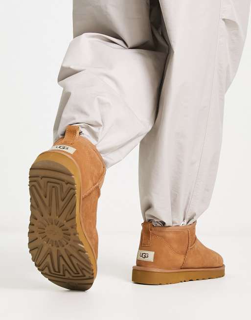 UGG - Classic Ultra Mini - Laarzen in kastanjebruin suède, 2 van 4