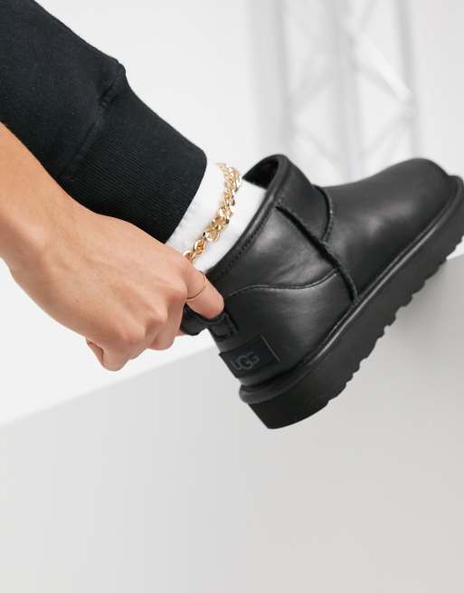UGG – Classic Ultra Mini – Svarta ankelboots i läder, 4 av 4