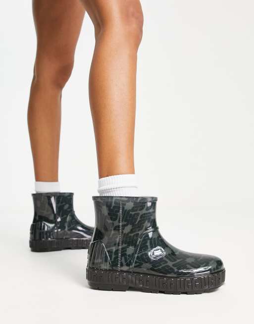 UGG – Drizlita – Gummistiefel in Schwarz mit grafischem Monogramm-Muster, 4 von 4