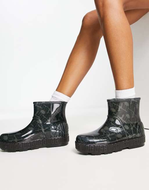 UGG – Drizlita – Svarta gummistövlar med grafiskt monogram, 3 av 4