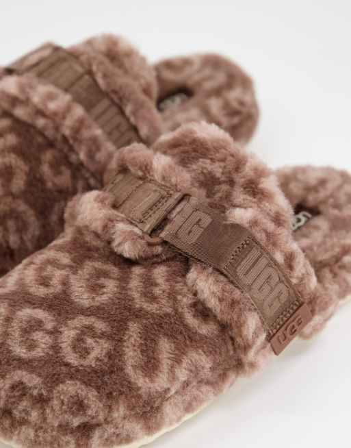 Ugg fluff it pop sheepskin slippers in all over logo print brown