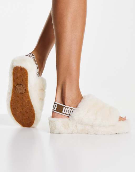 UGG – Fluff Yeah – Hausschuhe im Slider-Design in Natur | ASOS