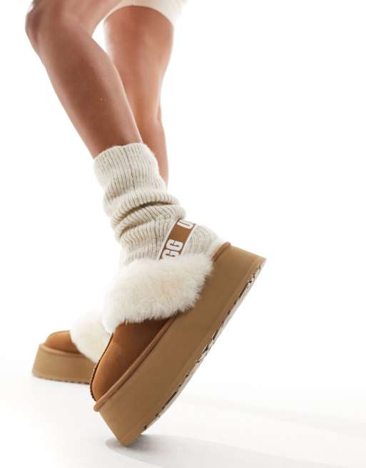 UGG – Funkette – Hausschuhe in Braun | ASOS