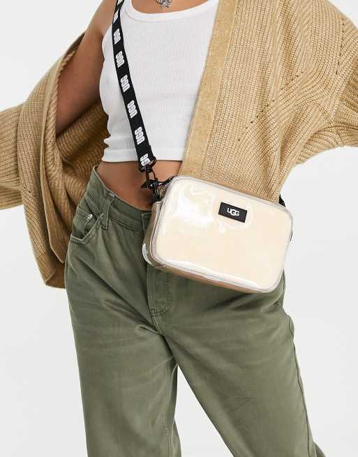 UGG - Janey II - Doorzichtige crossbodytas met schapenvacht en veelzijdige band in wit