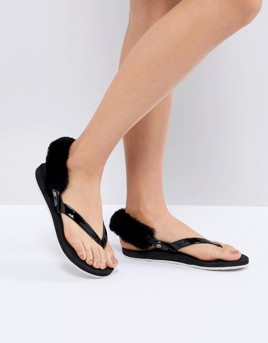 UGG – LaaLaa – Svarta fluffiga sandaler med platt sula och avtagbar päls