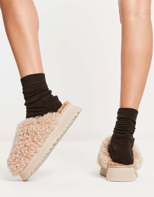 UGG Maxi Curly Platform slides in sand