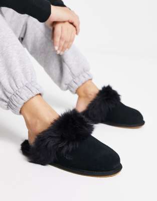 UGG - Scuff Sis - Hausschuhe in Schwarz