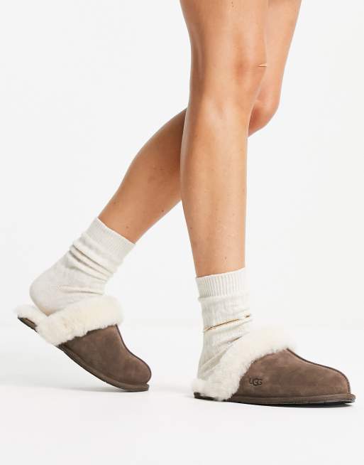 UGG – Scuffette II – Espressofärgade innetofflor