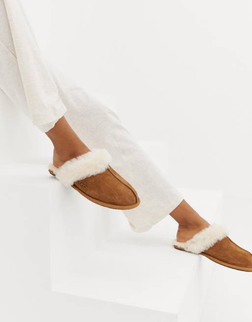 UGG Scuffette II - Kapcie w kolorze kasztanowym