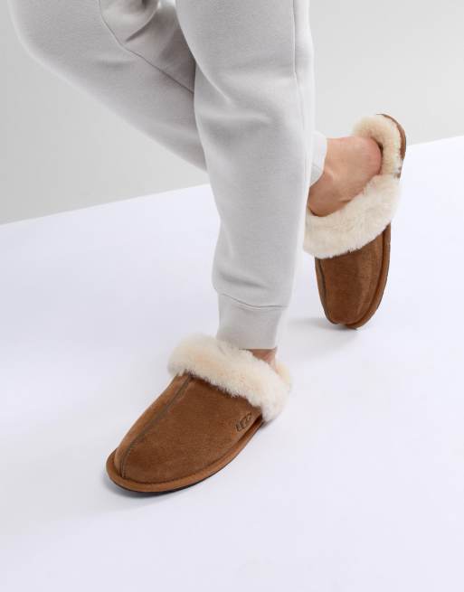 UGG – Scuffette II – Kasztanowe kapcie, 2 z 4