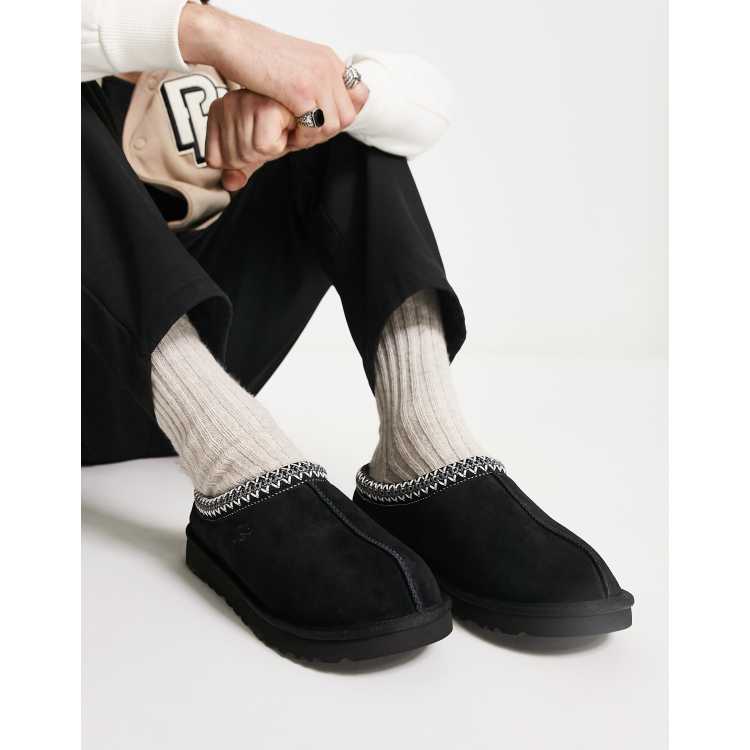 Ugg slippers hot sale in black