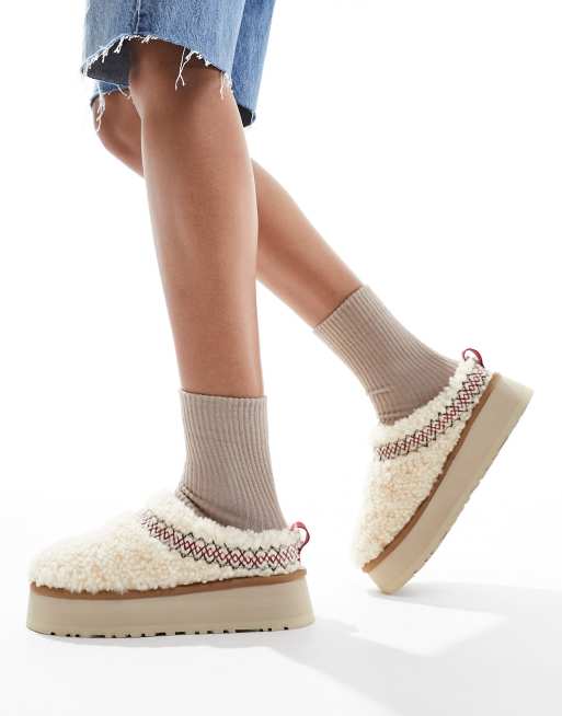 UGG - Tazz - Sabot con plateau in pile borg colore naturale con motivo intrecciato