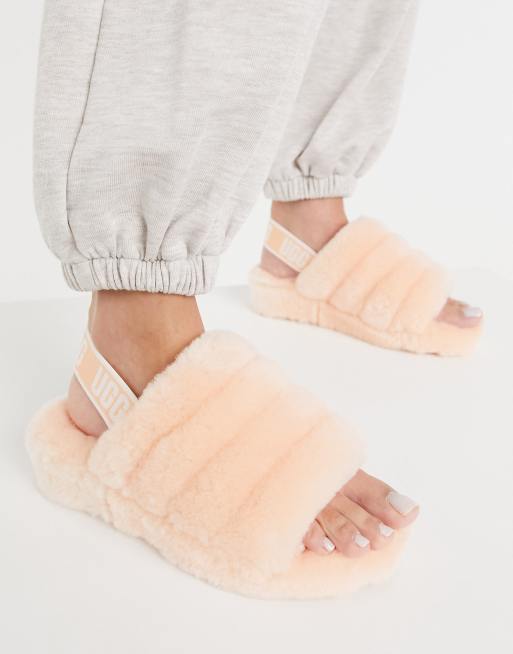 UGG - Yeah - Pluizige instappantoffels in perzik