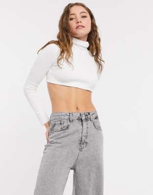 Кроп-топы  Asos Укороченная футболка в рубчик с высоким воротом с отворотом цвета экрю Bershka-Белый