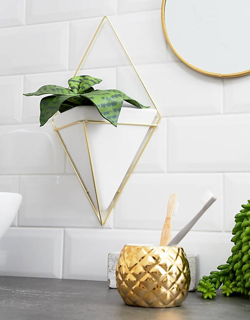 Umbra – Dreieckiger Blumentopf zum Aufhängen in Gold
