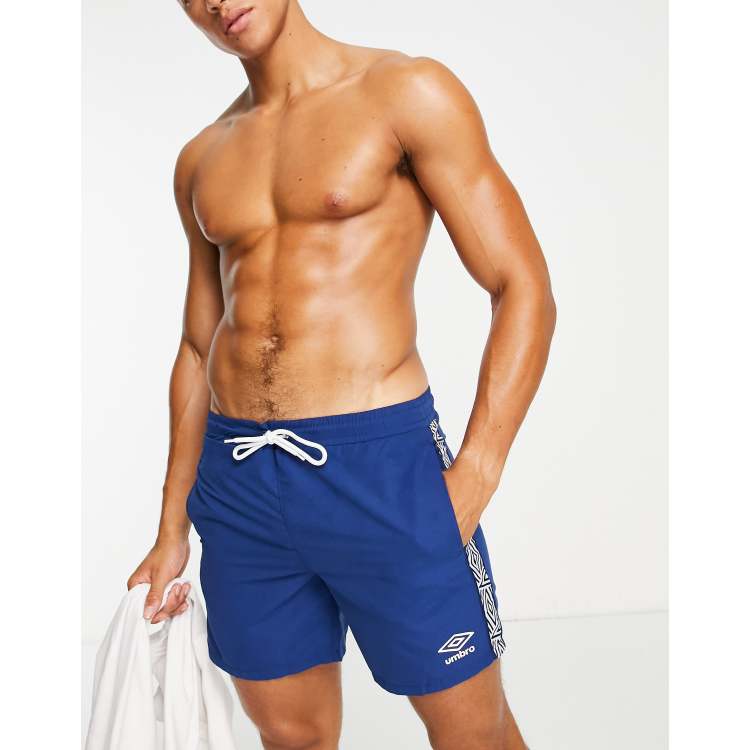 Umbro Badeshorts in Marineblau mit seitlichem Zierstreifen und Logo ASOS