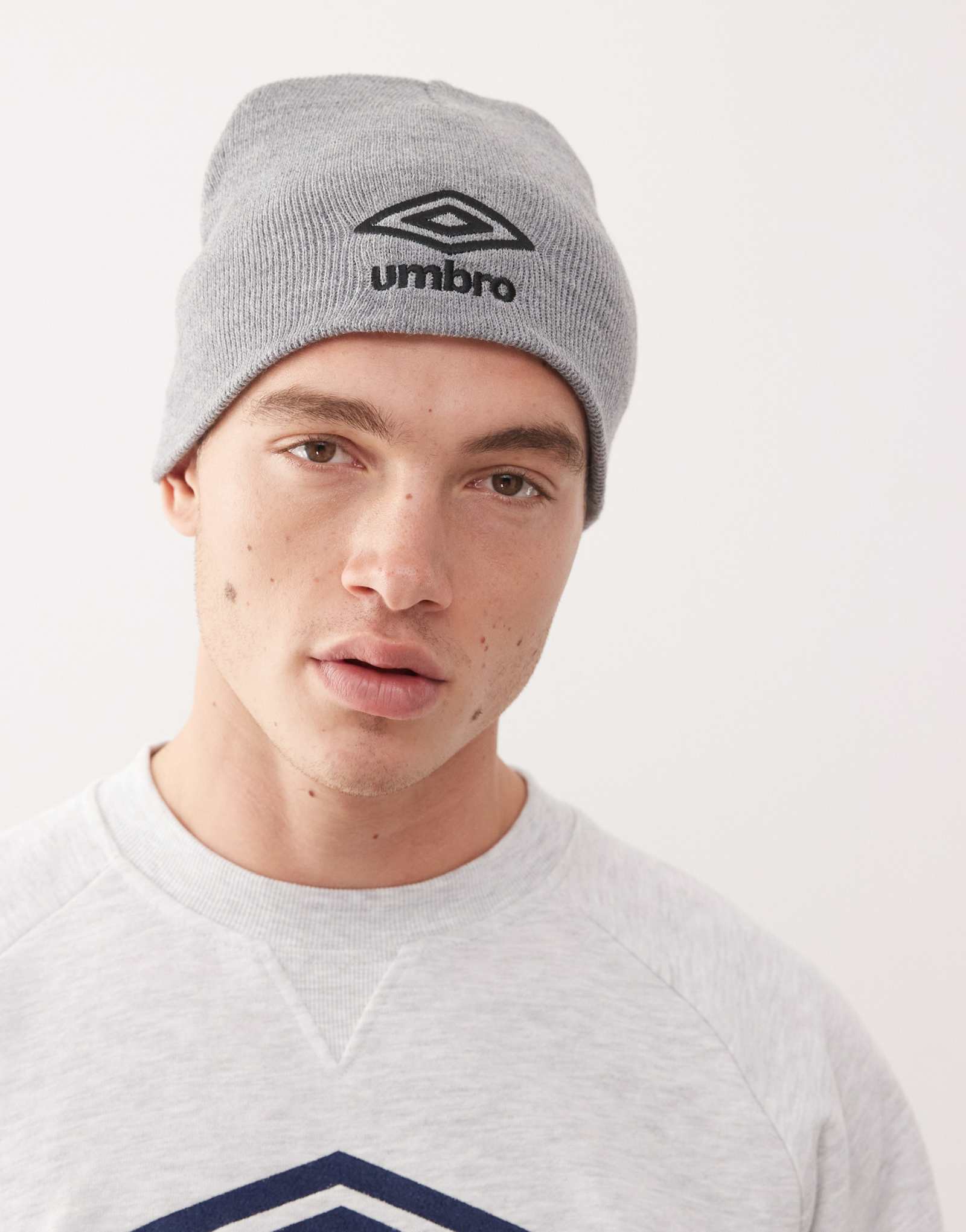 Базовая шапочка Umbro серого цвета