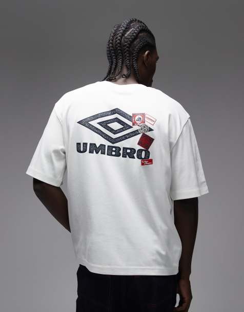 Umbro – Biały T-shirt z grafiką na piersi - view 1