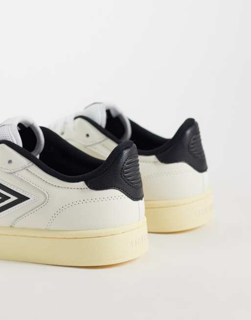 Umbro Clayton Sneaker in Weiß und Schwarz, 2 von 5