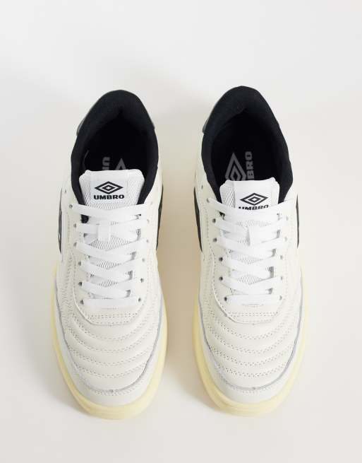 Umbro Clayton Sneaker in Weiß und Schwarz, 3 von 5