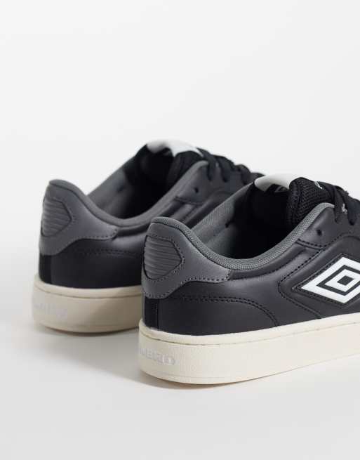 Umbro Clayton sneakers in black, 2 of 5