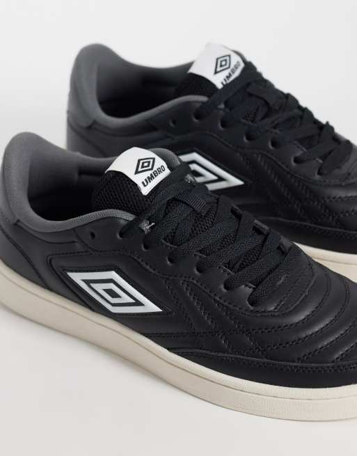 Umbro Clayton trainer in black, 4 of 5