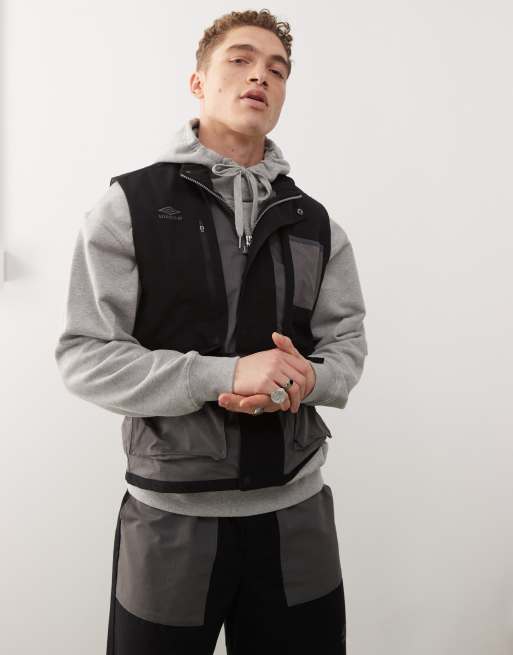 Umbro - Gilet met zakken in zwart en grijs