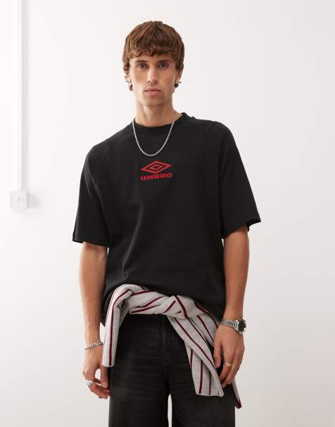 Umbro – Iconic – Svart t-shirt med boxig passform - view 1