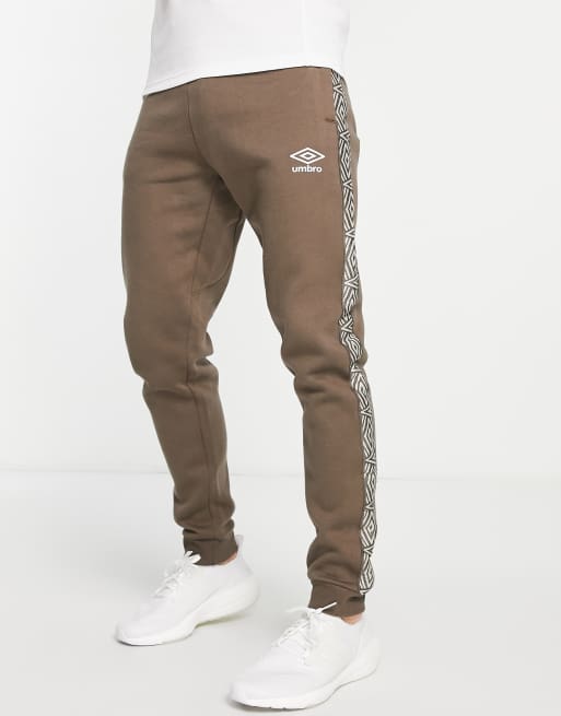 Umbro – Mörkgrå mjukisbyxor med tejpade detaljer i fleece